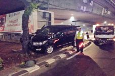Toyota Tabrak Pohon...