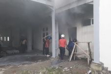 Jelang Magrib, Bangunan...