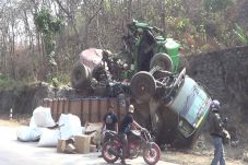 Trailer Tabrak Tronton...