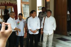 Datangi Markas Tim Jokowi,...