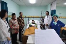 Jokowi Jenguk Istri...