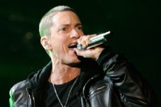 Eminem Bikin Lagu untuk...