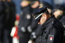 Hormat Ala Nazi, Polisi...