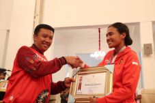 Jadi PNS, Peraih Medali...