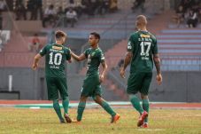 Persebaya Hujani Gawang...