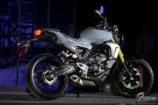 Lahir di Thailand, Honda...