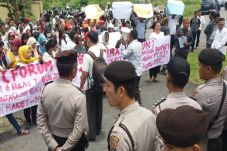 Ratusan Guru Honor di...