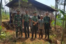 TNI Evakuasi Dua Bocah...