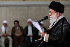 Khamenei: Perang Tak...