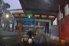 Polisi Penyerobot Pengendara...
