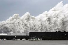 Jepang Dihantam Topan...