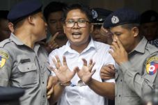 AS Kutuk Vonis Pengadilan...