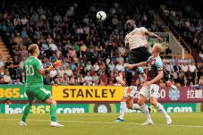 Kalahkan Burnley 2-0,...