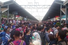 Rel Patah, Ribuan Penumpang...