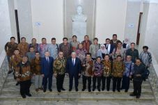 PLN Buka Jalur Kerja...