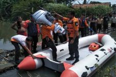 Tercebur Kali saat Dibonceng...