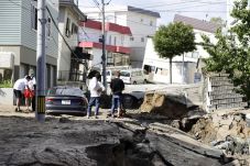 Gempa Lumpuhkan Pulau...