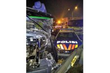 Dua Truk dan Mobil Patroli...