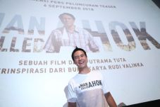 Perankan Ahok di Film,...