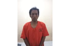 Curi Ponsel Pedagang...