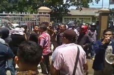 Unjuk Rasa Mahasiswa...