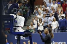 Telunjuk Serena Williams...
