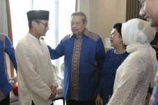 Sandiaga Cium Tangan...
