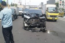 Dua Minibus Tabrakan,...