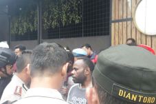 Dipukul Mundur Polisi,...