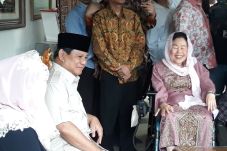 Prabowo Sungkem ke Istri...