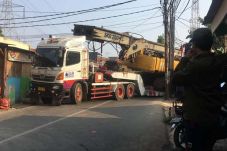 Truk Crane Terperosok...