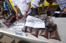 Produksi dan Jual Miras...