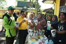 Warga Desa Kumpai Batu...