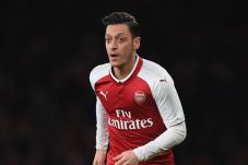 Dilatih Emery, Mesut...