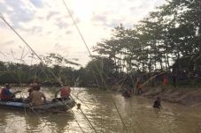 Tak Bisa Berenang, Bocah...