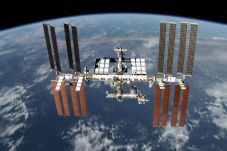 ISS Bocor Misterius,...