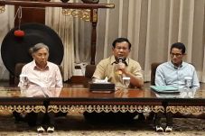 Di Rumah Prabowo, Kwik...