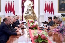 Presiden Jokowi Terima...
