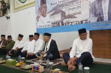 Duduk berdampingan,...