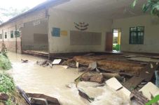 Diterjang Banjir, Dinding...