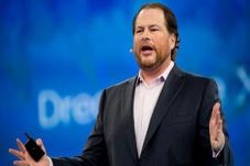 CEO Salesforce dan Istri...