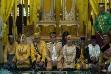 Temui Sultan Pontianak,...