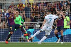 Messi Cetak Hat-trick,...