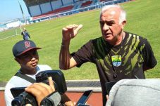 Pelatih Persib Tebar...