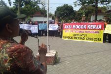 Tuntut Jadi PNS Tanpa...