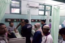 Santap Makanan di Acara...