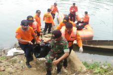 Lelah Berenang, Bocah...