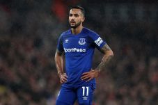 Frustrasi, Theo Walcott...