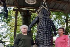 Nenek Ini Habisi Buaya...