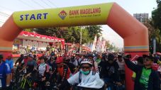 Spektakuler, 10 Ribu...